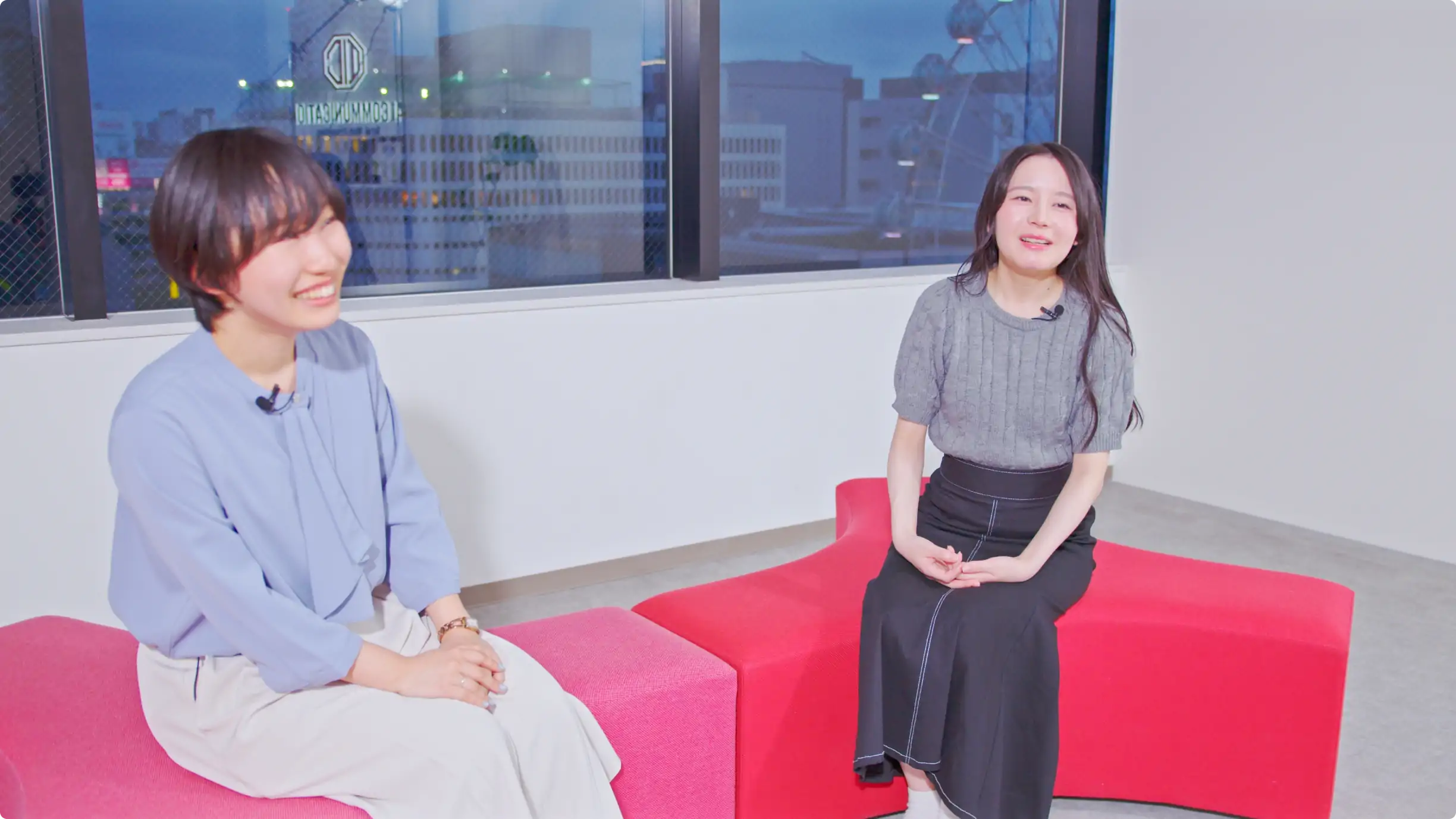 クロストーク 2人の人物画像