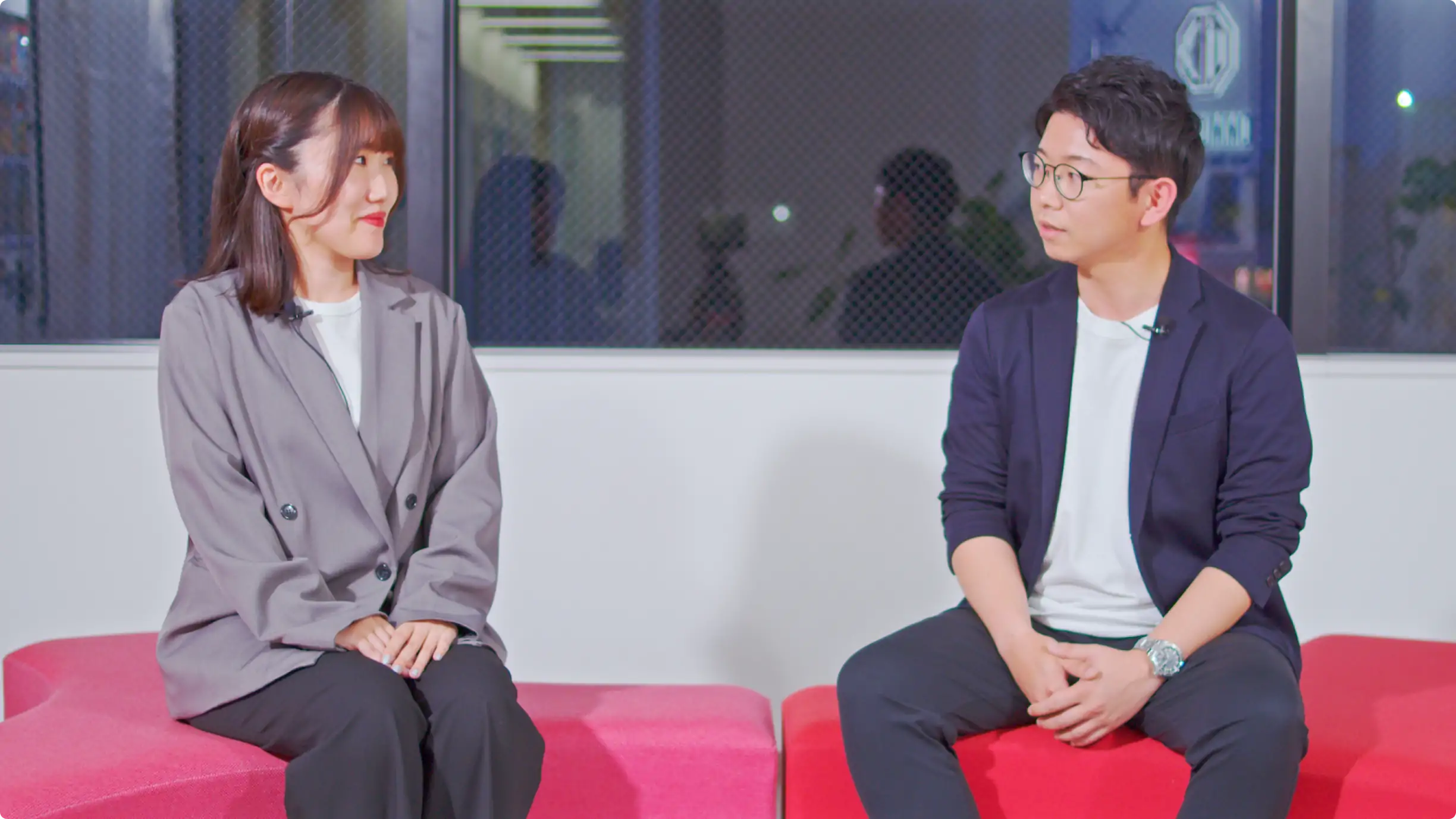 クロストーク 2人の人物画像